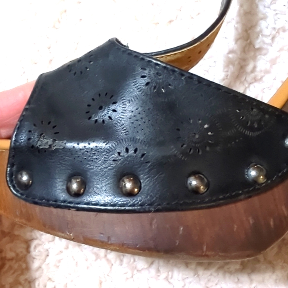 Top Moda Black Riveted Wood Platform T-Strap Sandals Size 8.5 - Picture 7 of 7